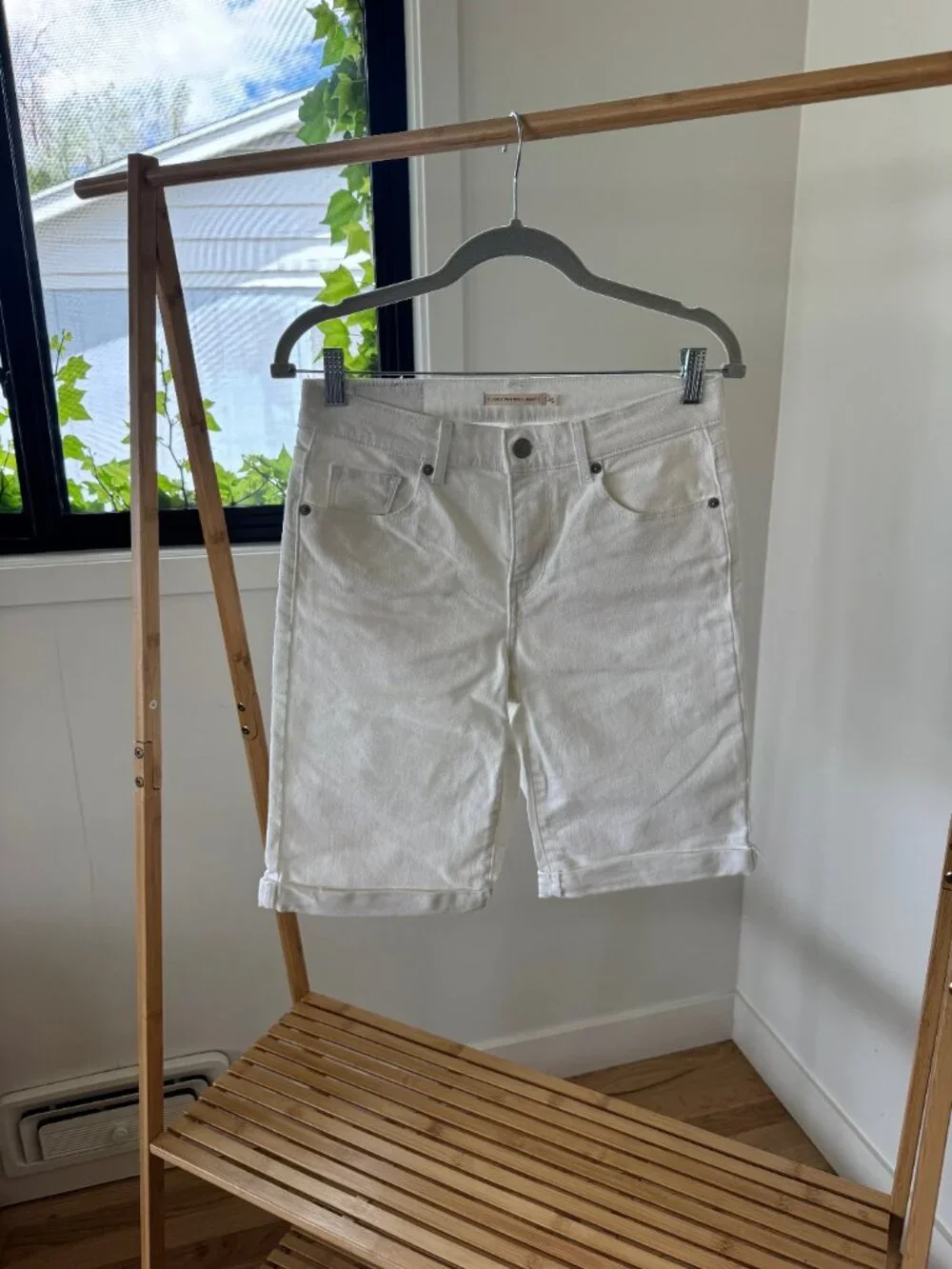Levi's Classic Bermuda Women's Shorts White 26 - Picture 3 of 9